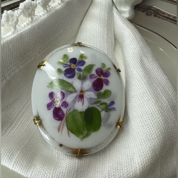 Antique Brooch Jewelry - Antique Vintage Victorian hand-painted porcelain brooch featuring violet flowers